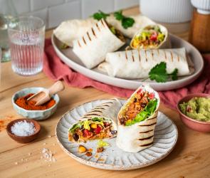 Burritos mit Hackfleisch-Bohnen-Füllung halbiert, Füllung sichtbar.