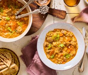 Lauchgemüse mit Lamm (Etli Pırasa Yemeği) auf einem gedeckten Tisch.