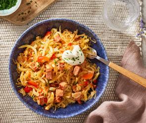 Sauerkraut-Spätzle mit Leberkäse in einer Schüssel.