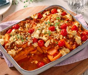 Süßkartoffel-Feta-Auflauf in einer Auflaufform.