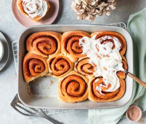 Zimtschnecken mit Frosting in einer Auflaufform