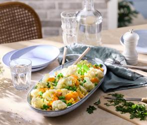 Gedämpftes Buttergemüse auf einem Servierteller.