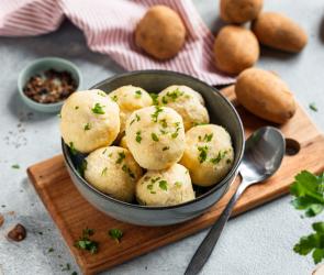 Kartoffelklöße gehackten Kräutern.