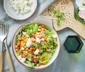 Orientalischer Salat mit gerösteten Kichererbsen