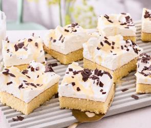 Eierlikör-Schnitte vom Blech in Stücke geschnitten.