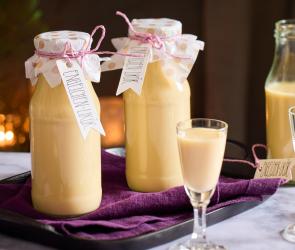Engelchen-Likör in Glasflaschen hübsch verpackt.