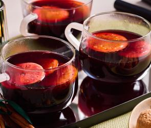 Rote Festtagsbowlemit Orangenscheiben.