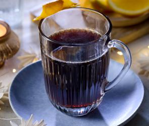 Glühbier aus Schwarzbier und Kirschsaft in einer Glastasse.