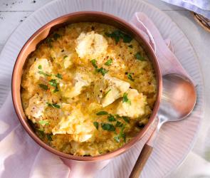 Hähnchen-Ragout in einer Schüssel auf einem gedeckten Tisch.