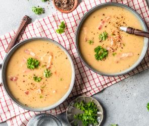 Kartoffelsuppe mit Speck nach Omas Art mit frischer Petersilie garniert.