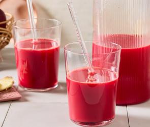 Roter Apfel-Karotten-Saft mit Rote Bete in Gläsern.
