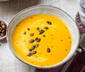 Butternut Kürbissuppe mit Kürbiskernen getoppt.