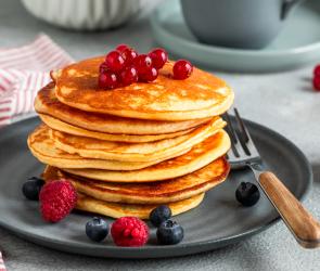 Low Carb Pfannkuchen gestapelt mit Johannisbeeren getoppt.