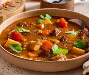 Ungarische Gulaschsuppe mit buntem Gemüse.