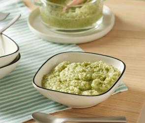 Brokkoli-Reis-Babybrei mit Seelachs in Schälchen.