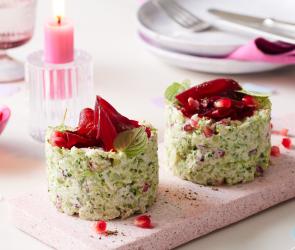 Brokkoli-Tatar mit Granatapfel mit deinem Servierring filigran angerichtet.