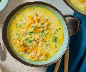 Grünkernsuppe in zwei Schüsseln.