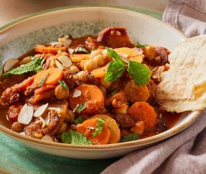 Kichererbsen Eintopf mit Karotten und Pitabrot