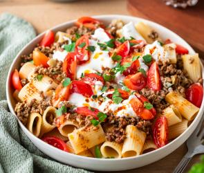 Türkische Pasta in einem tiefen Teller.