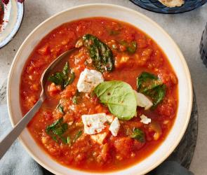 One Pot mit Paprika und Feta in einer tiefen Schüssel.