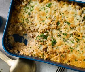 Kohlrabi-Hackfleisch-Auflauf in einer blauen Auflaufform.