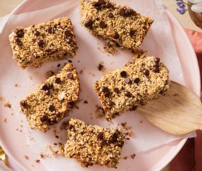 Quinoa Schoko Riegel als Happen auf einem rosa Teller.