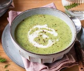 Zucchinicremesuppe garniert in zwei Schüsseln.