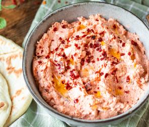 Feta Dip mit Chili Flocken in einer Schale.
