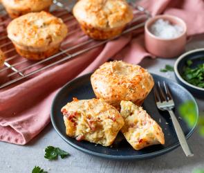 Schinken-Käse-Muffins auf einem Kuchengitter.