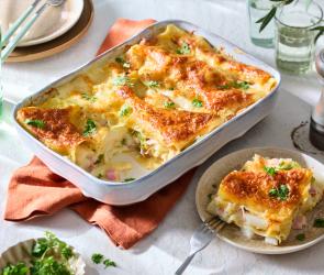 Spargel Lasagne in einer Auflaufform.