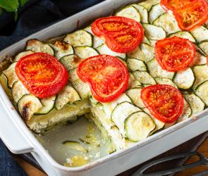 Boureki (Griechischer Zucchini-Kartoffel Auflauf) mit Tomaten.