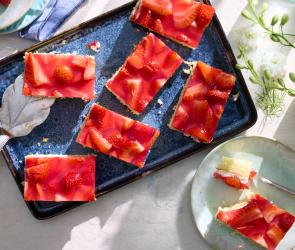 Erdbeerschnitten vom Blech in Stücke geschnitten.