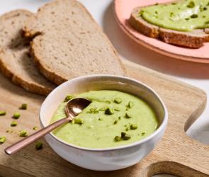 Pistaziencreme mit gehackten Pistazien getoppt in einer Schüssel.