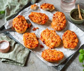 Schnelle Pizzabrötchen auf einem Backblech