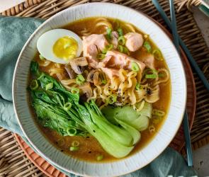 Schnelle Ramensuppe mit gedämpftem Lachs in einer Schüssel.