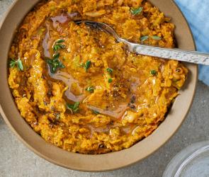 Gemüse-Aufstrich mit Bohnen in einer Schüssel.