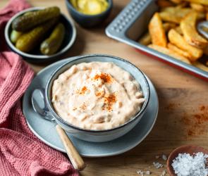 Big Mac Sauce in einer Schüssel.