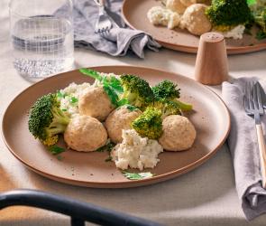 Reis mit Geflügel-Hackbällchen und Brokkoli