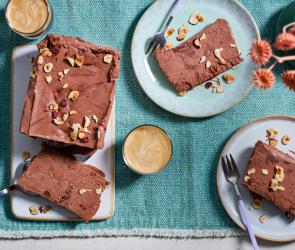 Nutella-Eis auf einem gedeckten Tisch.