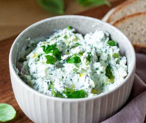 Ricotta-Kräuter-Aufstrich in einem kleinen Schälchen.