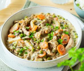 Veganes Frikassee in einem teifen Teller.