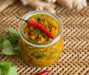 Currypaste selbstgemacht in einem Glas mit frischer Chili oben drauf.