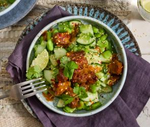 Edamame-Salat mit Steak in einer Bowl mit Sesam und Chiliflocken.
