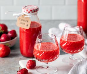 Fruchtige Erdbeer Limes in Gläsern und Glasflasche zum Verschenken.