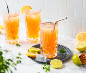 Zitrus-Minz-Eistee in Gläsern mit Strohhalmen