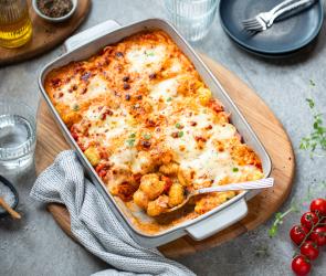 Gnocchi Auflauf Tomate Mozzarella überbacken in einer Auflaufform.