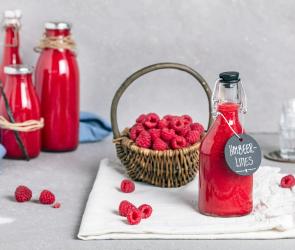 Himbeer Limes in einem Glas und Glasflasche zum verschenken
