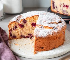 Saftiger Heidel- oder Blaubeerkuchen mit Joghurt als Rührteig aus der Springform mit Puderzucker.