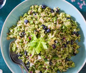Brokkolisalat mit Heidelbeeren in einer großen Schüssel