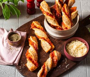 Pizzastangen mit Tomatensoße und Sesam